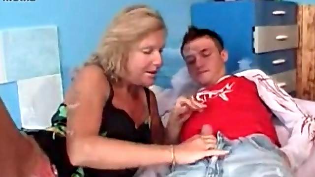 Making out with milf blonde and fingering