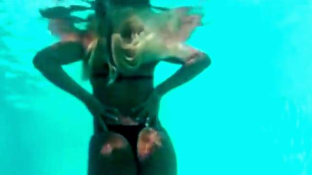 Bikini girl shows off her tits in the pool