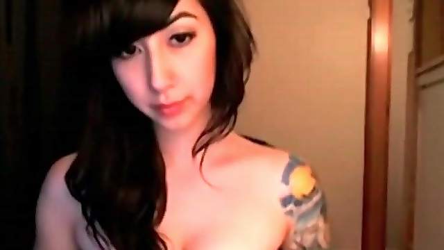 Naked camgirl with a sexy sleeve tattoo