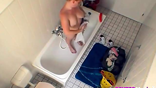 Curvy dildo fucking amateur in the bathtub