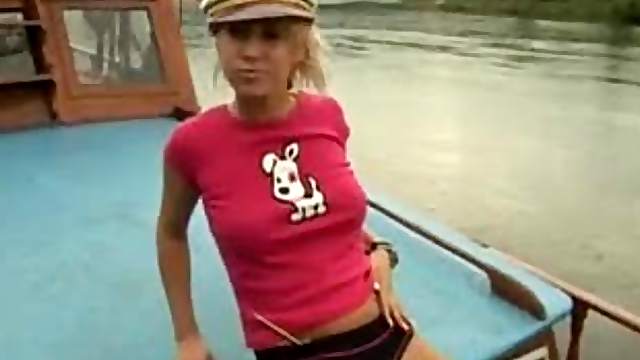 The boating babe fucks her pussy