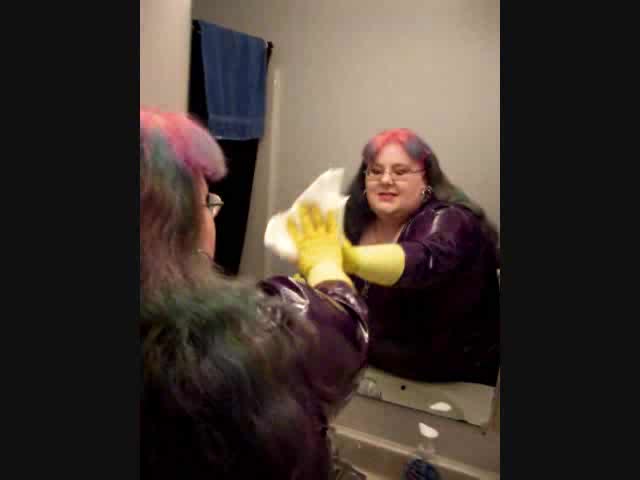 640px x 480px - BBW in latex and gloves cleans the bathroom