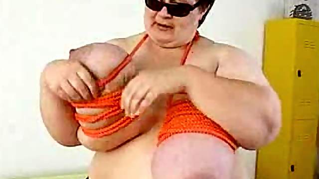Super fat bitch in sunglasses ties up her tits