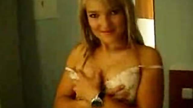 Amateur strips and gives a blowjob in hotel room