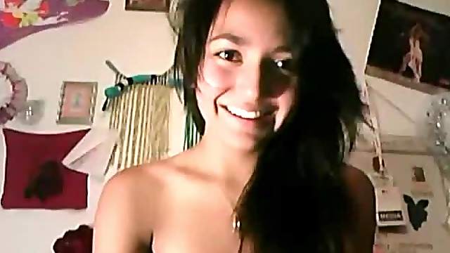 Sweet webcam teen displays her entire body
