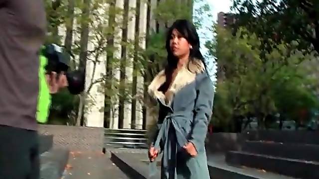 Public video is all about flashing her ass